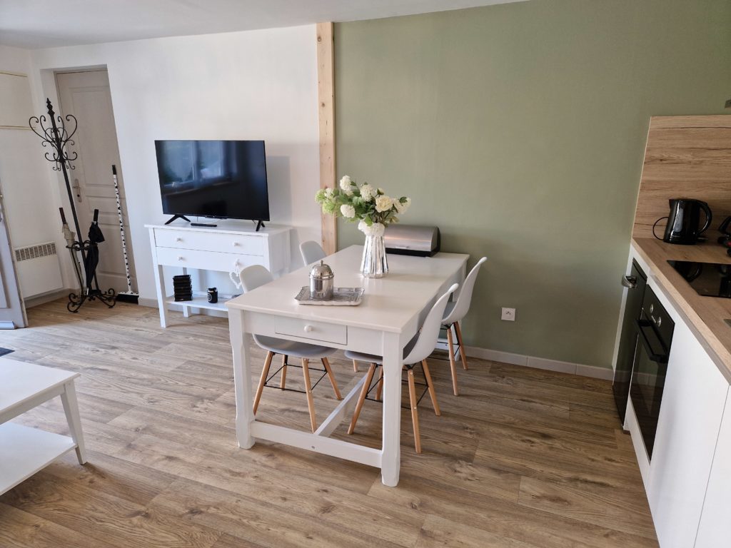 Espace repas Gîte à Honfleur "La Cour"