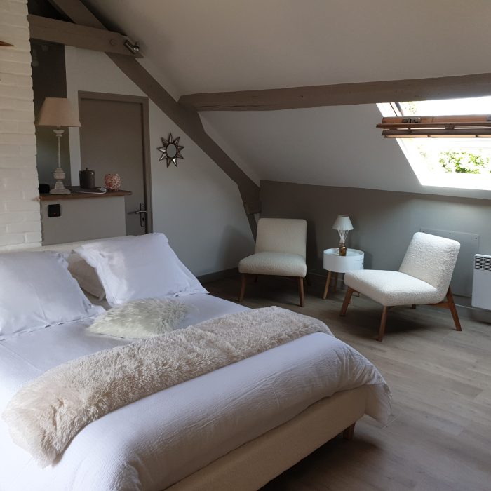 Studio mansardé et entièrement rénové avec lumière traversante. Pour 2 personnes