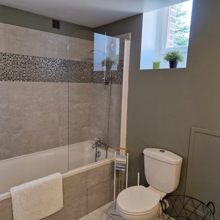 WC et baignoire - Gîte à Honfleur "La Cour"